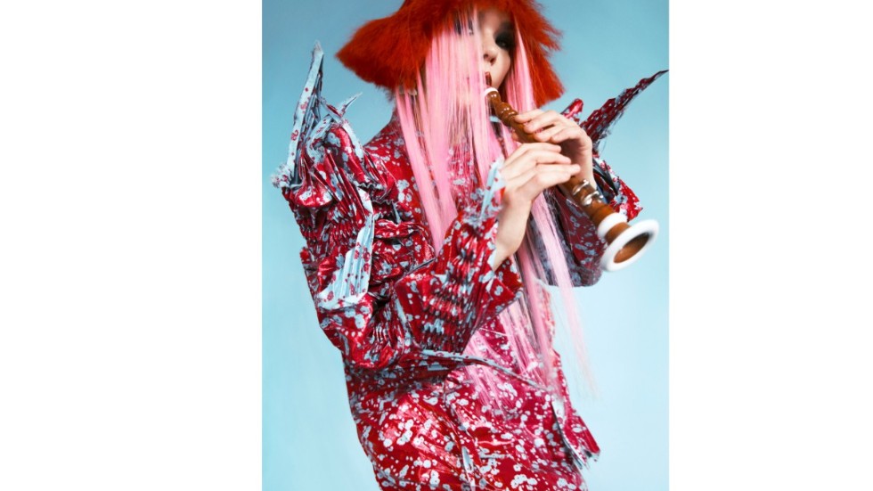 "För mig startade det här albumet rätt mycket med sex basklarinetter och en massa slagkraftiga beats rätt ned i jorden, så att man fick en sorts markkontakt", säger Björk om det kommande albumet "Fossora". Pressbild.