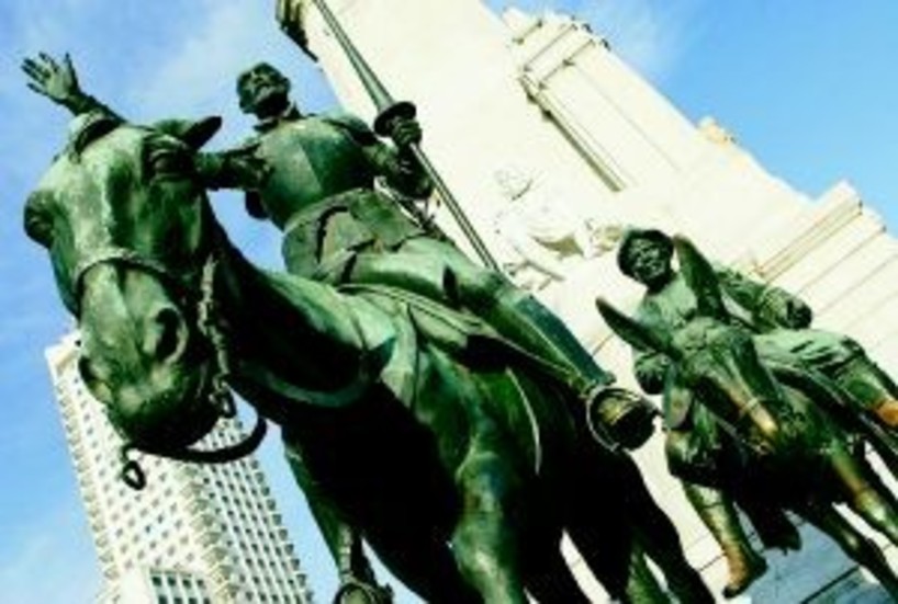 Gustav Granström och Love Huddén liknar kommunstyrelsen med Reidar Svedahl med Don Quijote. Arkivbild från Madrid där Don Quijote och hans vapendragare Sancho Panza står staty.