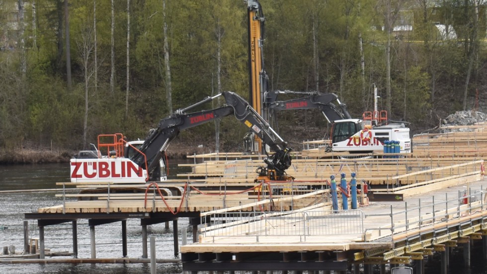 Skribenten tycker att planerna på Karlsgårdsbron ska skrotas eller ändras.