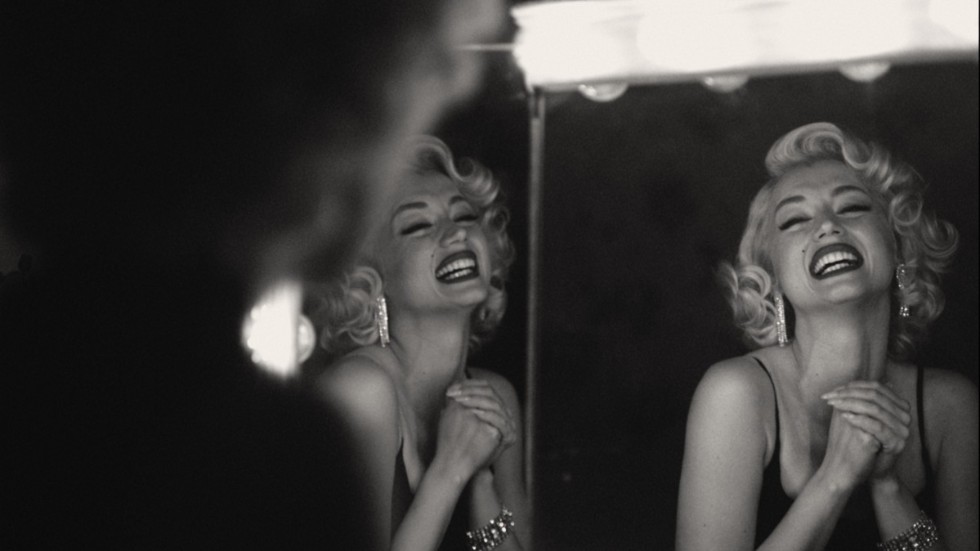 Den bräckliga Norma Jeane (Ana de Armas) frammanar sitt alter ego Marilyn Monroe, i filmen ”Blonde”. Pressbild.