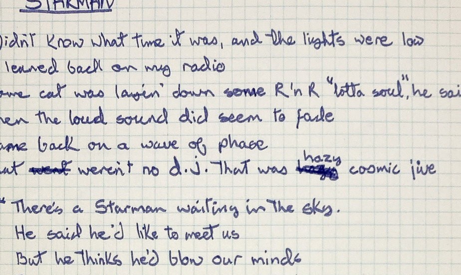 A4-sidan med låttexten innehåller handskrivna ändringar och redigeringar av Bowie, inklusive korrigerade stavfel och tillägg. Pressbild