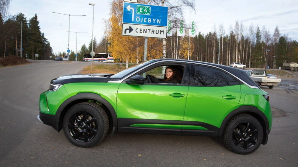 Här ser vi en elbilsägare i Norrland som får illustrera debattörens önskan om att alla ska kunna köra en ny elbil. 