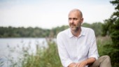 Patrik Svensson doppar tårna i havet i ny bok