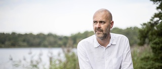 Patrik Svensson doppar tårna i havet i ny bok