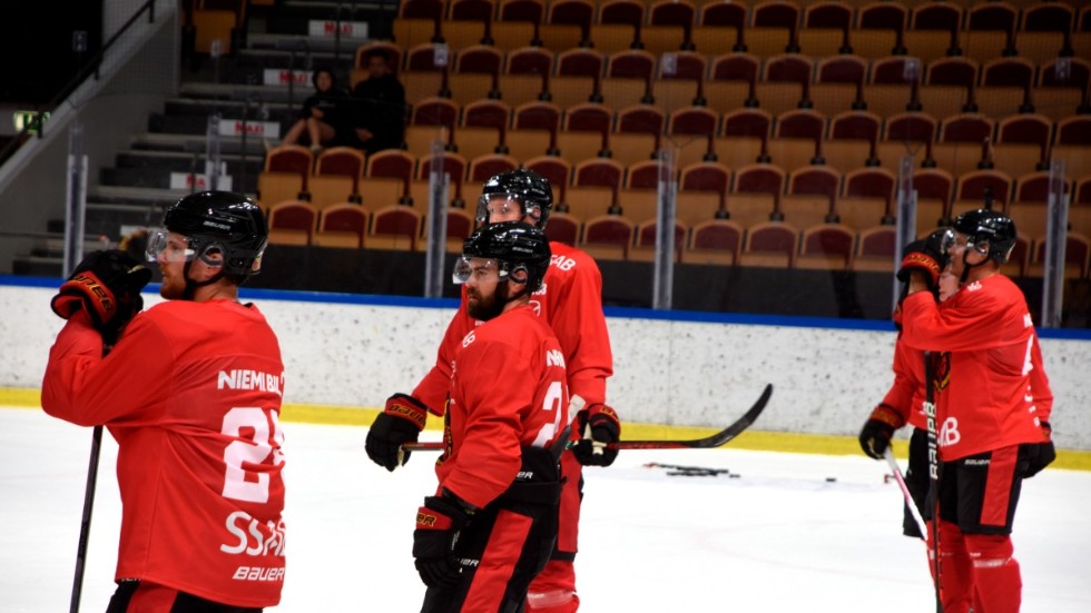 Jack Connolly tittar på under Luleå Hockeys ispremiär. Hans partnerskap med Brendan Shinnimin såg lovande ut. 