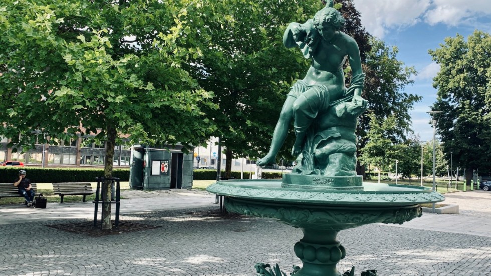 I centrala Smörparken finns en fontän som inte fungerat på flera år och en offentlig toalett som också ofta är trasig.