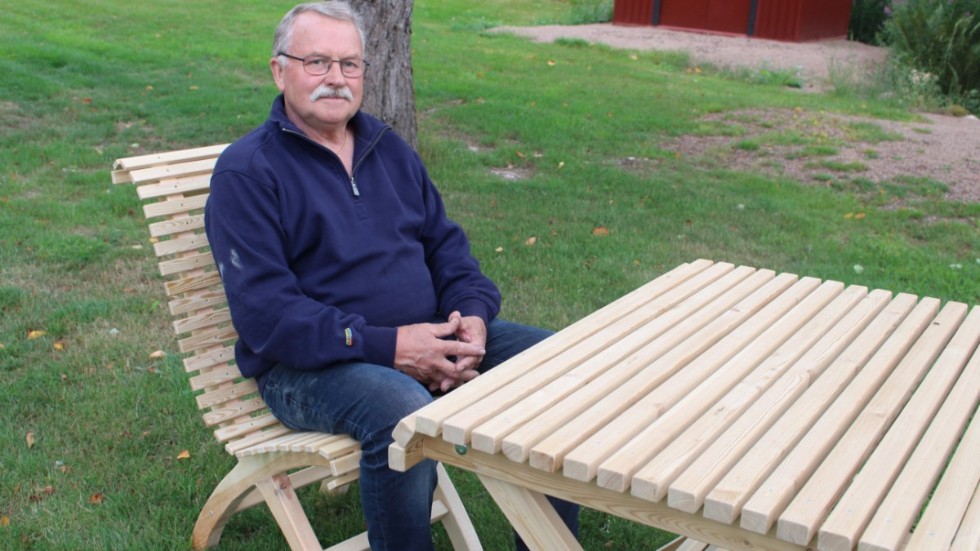 Alf Turesson från Rakenäs har själv byggt möblerna som han sitter vid. Det handlar om pelarnestolen och ett bord i furu.