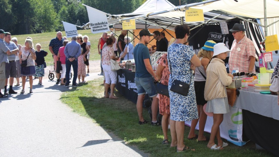 Runt 30 knallar och andra utställare stod för försäljningen under dagen.