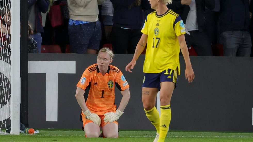 Hedvig Lindahl och Caroline Seger deppar efter 0–4-förlusten i EM-semifinalen mot England.