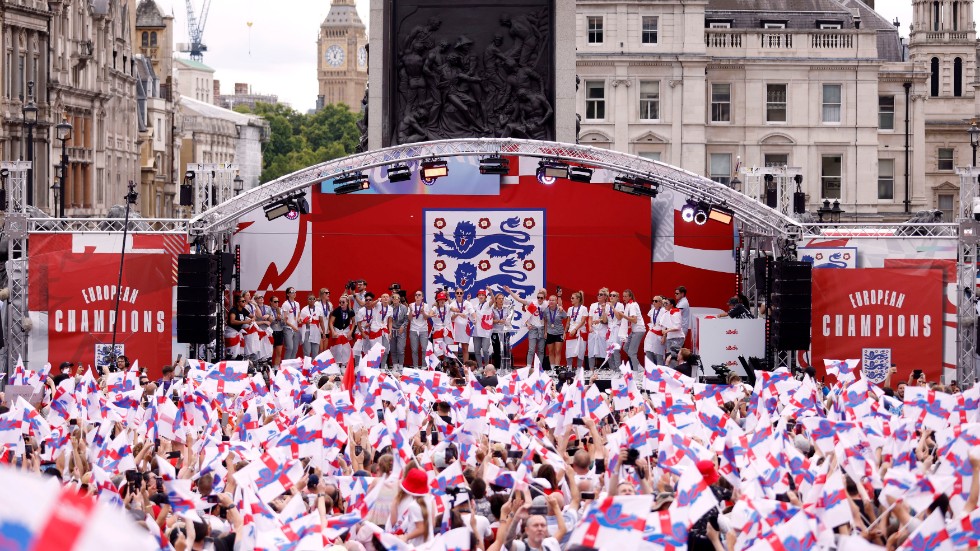 England hyllades för EM-guldet på Trafalgar Square i London på måndagen.