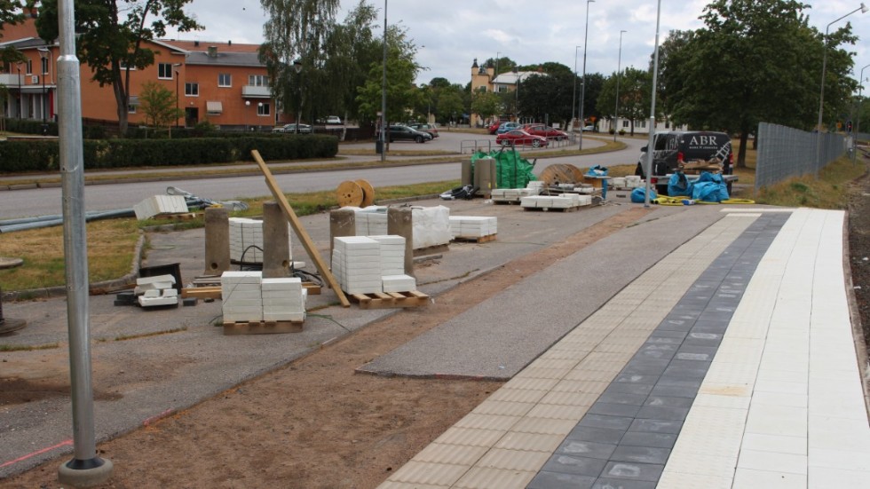 Det har gått åt många så kallade blindplattor under renoveringen av perrongen i Hultsfred.