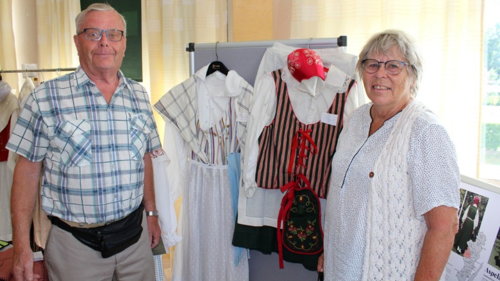 Håkan Olsson och Maud Lönwe imponerades av hantverksskickligheten som hembygdsdräkterna gav prov på. Tjusts sommar- och vinterdräkt syns på bilden.