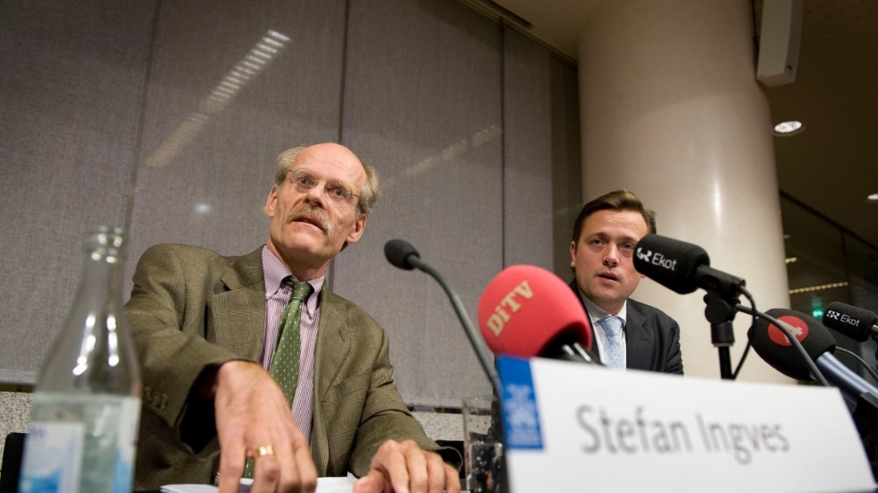 Skarpt läge. September 2008. Riksbankschefen Stefan Ingves (tv) meddelar på presskonferens att mycket stora dollarlån kan tas upp för att kunna stötta de svenska bankerna med likviditet.