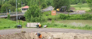 Brofästen gjuts för tillfällig bro invid Söderköpings golfbana