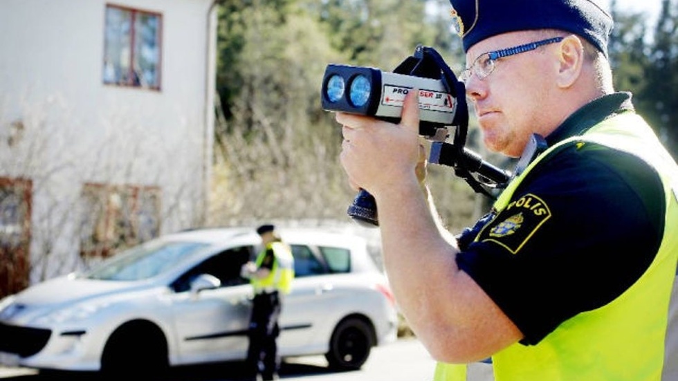 När polisen är ute och gör hastighetskontroller med laserpistol måste det ske på en plats där de kan arbeta säkert och har möjlighet att stoppa trafikanter.