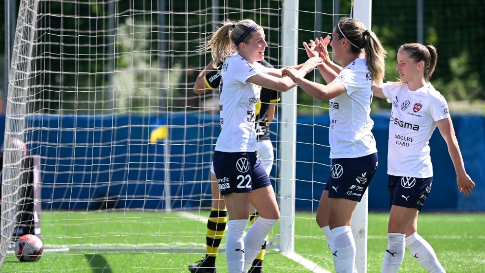 Rosengårds Olivia Schough (#22) jublar med lagkamraterna efter 6–0-krossen under söndagens match i damallsvenskan mellan AIK och Rosengård.
