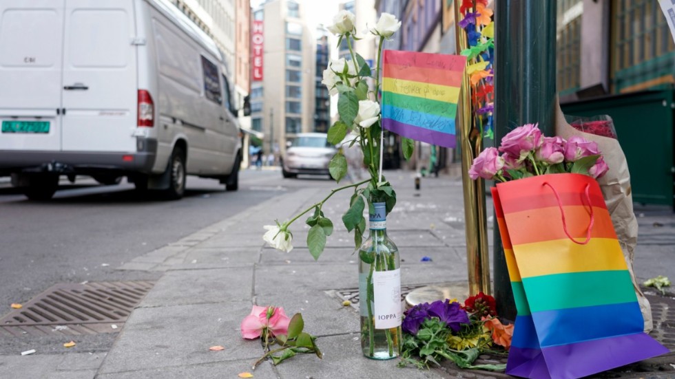 Blommor och Pride-flaggor i centrala Oslo efter nattens dödsskjutning.