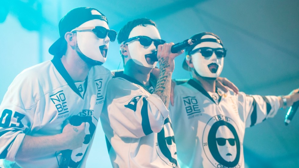 LBSB består av fyra killar från Västerås och uppträdet i regel iförda sina vita masker. Bild från Midsommar på Pite havsbad 2022.