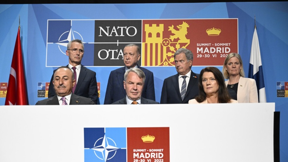 Lagom glada miner på Natos toppmöte.