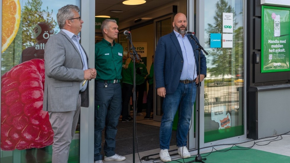 Peter Fjällborg, vd för Coop Norrbotten, Patrick Uusitalo, butikschef för Coop Strömlida, samt Patric Lundström, vice ordförande för Piteå kommunstyrelse, höll tal vid invigningen av Coop Strömlida.