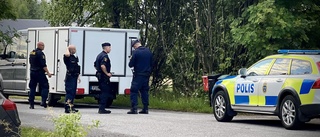 Person hittat död i villa – polisen på plats med tekniker: • Utesluter inte brott: "Oklara omständigheter"