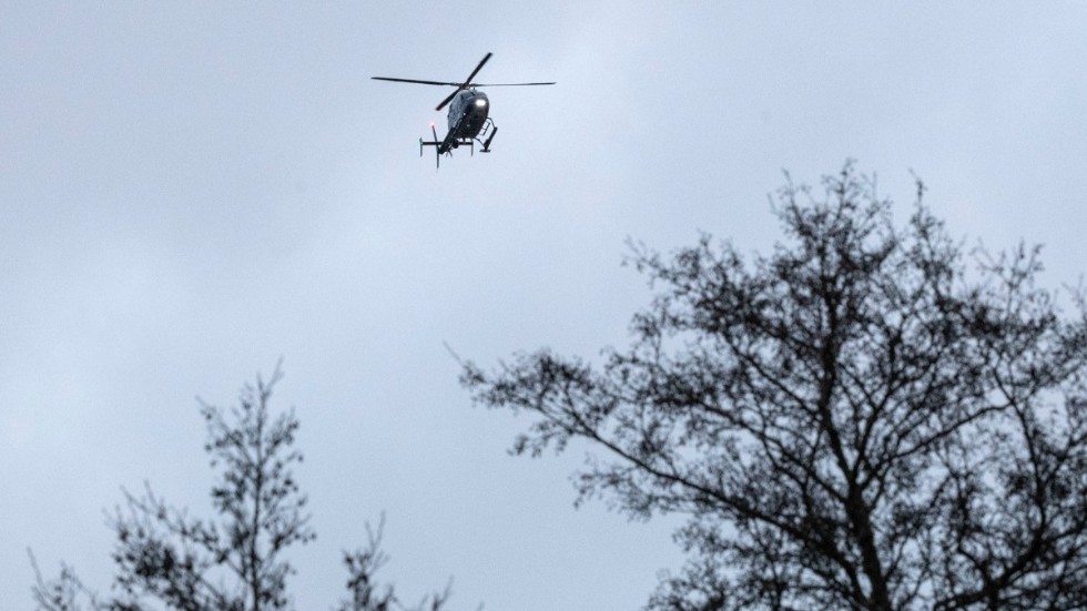 Den försvunna kvinnan eftersöktes bland annat med helikopter i Skinnskatteberg. Arkivbild.
