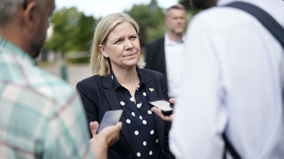 Statsminister Magdalena Andersson (S) svarar på frågor under en bussturné som på onsdagen bland annat gick till Skara Sommarland.