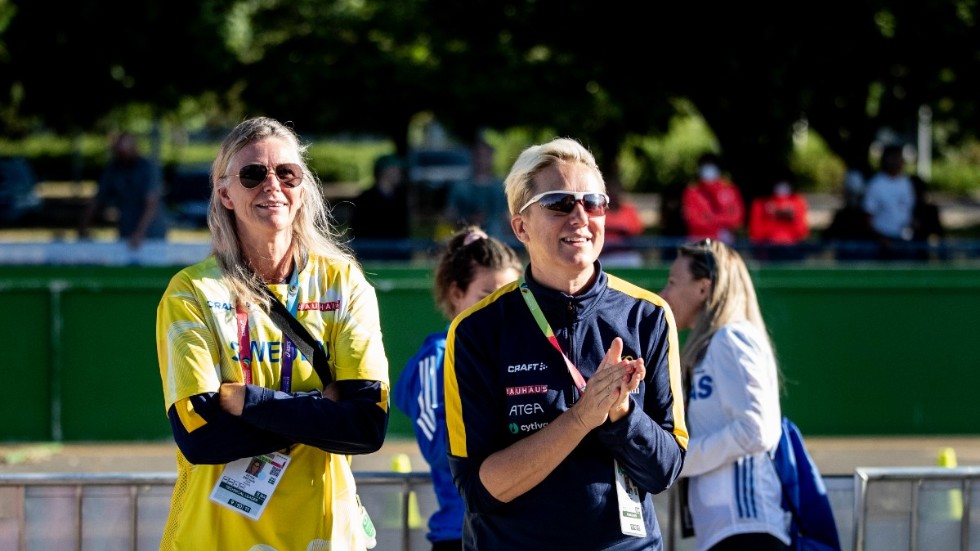 Förbundskapten Kajsa Bergqvist hejar fram Perseus Karlström till VM-bronset på 35 kilometer gång.