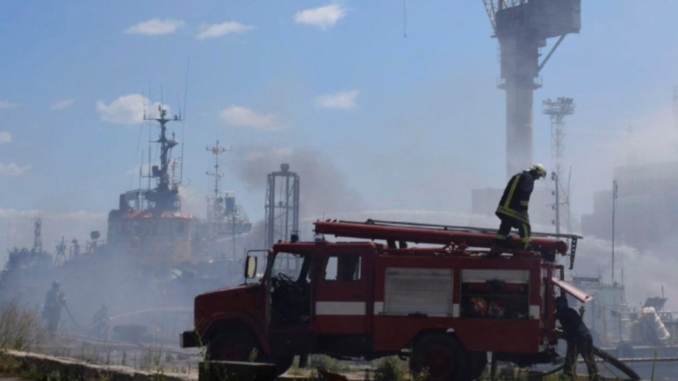 Brandmän släcker lågor under lördagen. Attacken mot hamnen i Odessa skedde bara en dag efter att Moskva och Kiev nått ett avtal som ska möjliggöra export av miljontals ton spannmål som blockerats av kriget.