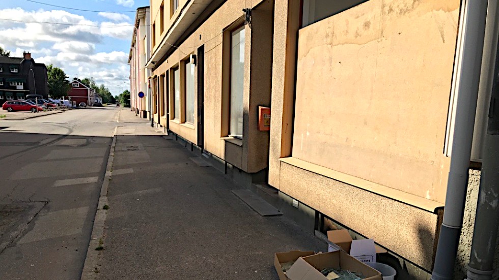 En fönsterruta krossades på Vänsterpartiets lokal på Oskarsgatan i Hultsfred i samband med ett storbråk.