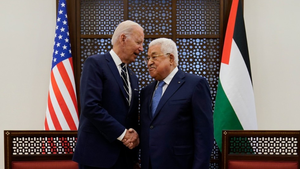 Mahmoud Abbas och Joe Biden skakar hand.