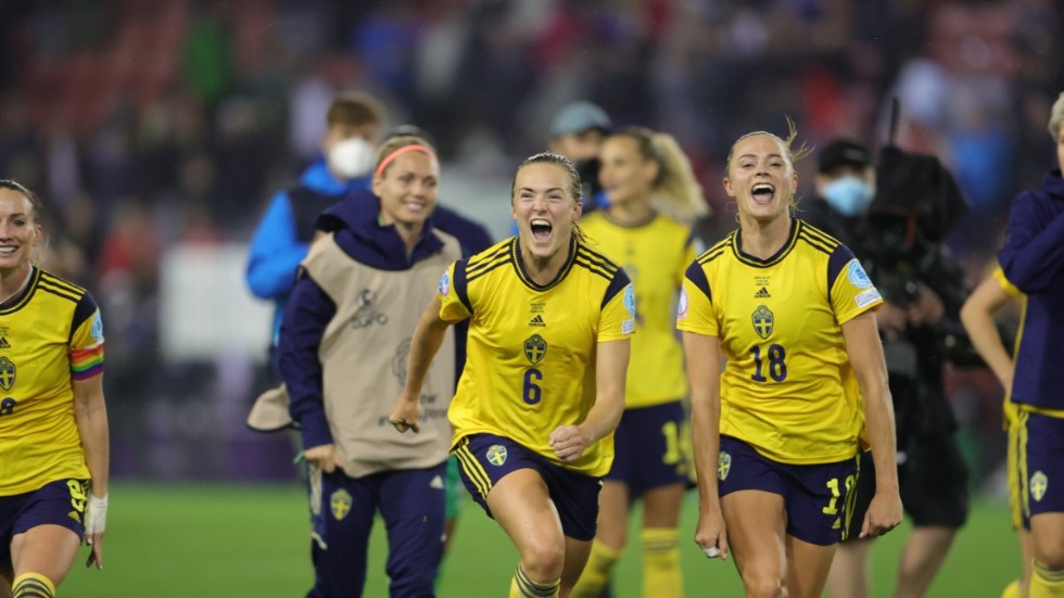 Sveriges Magdalena Eriksson och Fridolina Rolfö firar 1–0-målet som skickade Sverige till EM-semifinal.