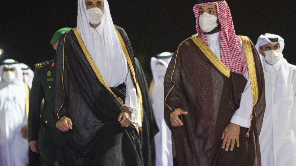 Emiren av Qatar Tamim bin Hamad al-Thani (höger) och Saudiarabiens kronprins Mohammed bin Salman (vänster) är i konflikt sedan 2017. Arkivbild.