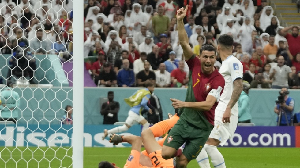 Portugals Cristiano Ronaldo firar segermålet mot Uruguay, men var han på bollen? Kort senare tillskrevs målet Bruno Fernandes.