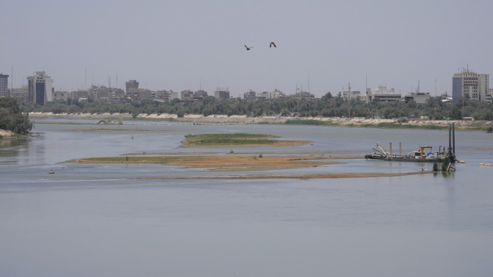 Låga vattennivåer i floden Tigris. Under somrarna stiger temperaturerna till uppemot 50 grader och på grund av strömavbrott fungerar luftkonditioneringen ofta inte för miljoner invånare.