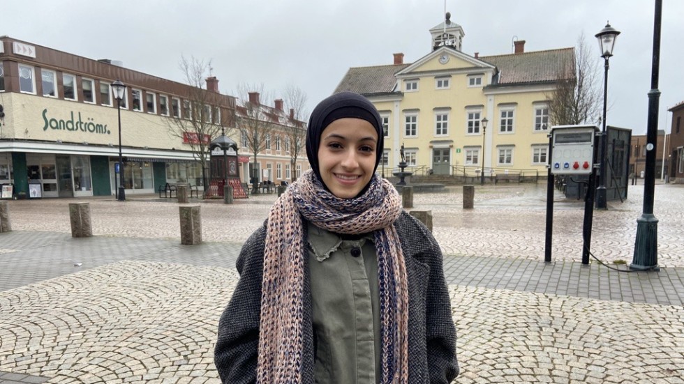 En grå och regnig tisdag i november möter Vimmerby Tidning Amena Alsameai. På frågan om hon vill framföra hennes nya låt för oss svarar hon ja direkt och äntrar "scenen" i form a torget.