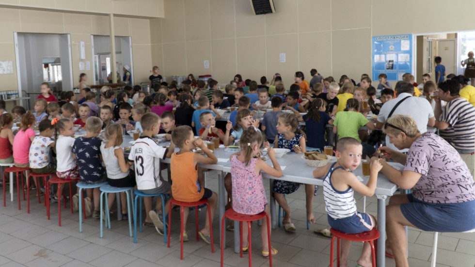 Barnhemsbarn från Donetsk på ett läger i Zolotaja Kosa i sydöstra Ryssland. Ryssland satsar på att "adoptera" alla barnhemsbarn. Bilden är tagen den 8 juli 2022.
