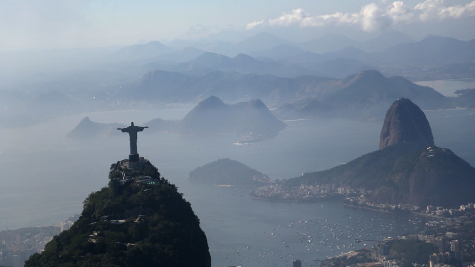 Rio de Janeiros berömda kustremsa, med Kristusstatyn i förgrunden och Sockertoppen till höger i bild. Bild från 2013.