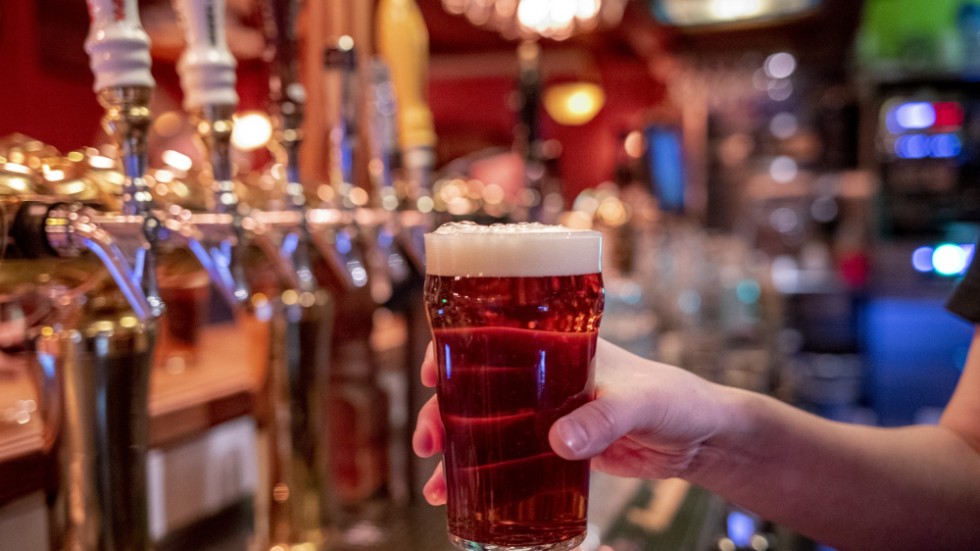Svenskar har dålig kännedom om att även mindre mängder alkohol kan öka risken för att drabbas av cancer. Arkivbild.