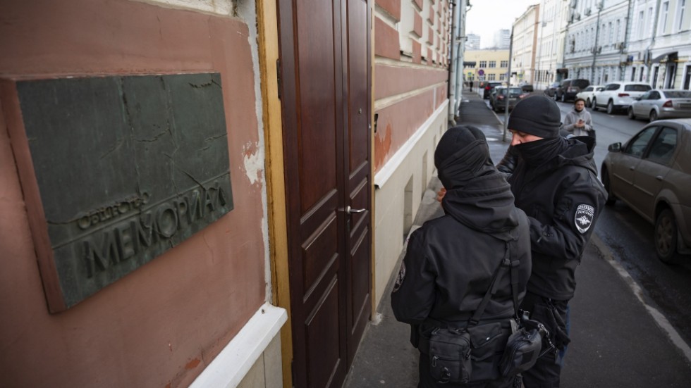 Två ryska poliser framför entrén till Memorials högkvarter i Moskva på tisdagen.