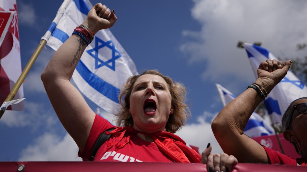 En kvinna protesterar mot det vida kritiserade lagförslaget utanför parlamentet i Jerusalem på måndagen.