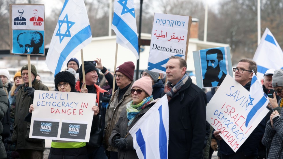 Manifestation till stöd för Israels demokratiska krafter vid Israels ambassad i Stockholm. UnXeptable-Saving the Israeli Democracy är namnet för de världsomspännande protester som pågår.