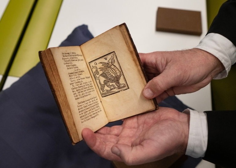 Boken "New-Englands Rarities Discovered" , skriven av John Josselyn är åter i händerna på Stockholms universitetsbibliotek.