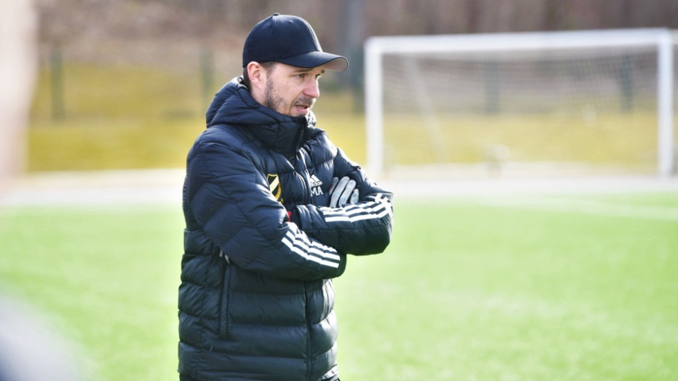 Mats Andersson har varit tvungen att ändra i truppen efter mittbackens skada.