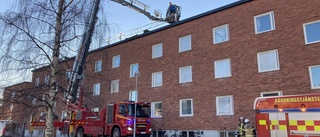 Brand på vind i flerfamiljshus i Boden