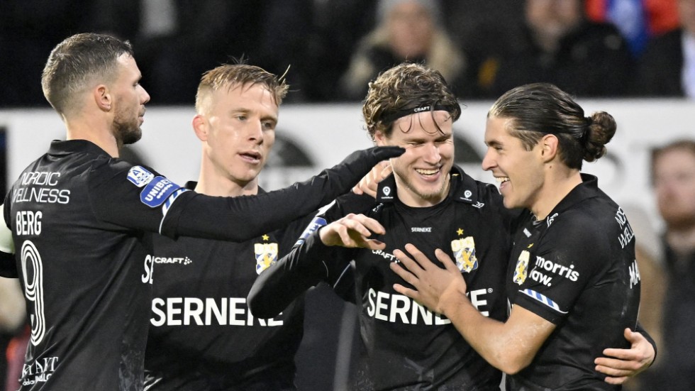 IFK Göteborgs Gustaf Norlin (2:a från vänster) gratuleras av lagkamraterna efter 3–1-målet mot Värnamo.