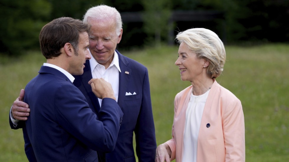 Glada leenden när Frankrikes president Emmanuel Macron och EU-kommissionens ordförande Ursula von der Leyen träffar USA:s president Joe Biden (mitten) vid ett G7-möte i Tyskland i somras. Arkivbild.