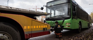 Buss krockade med flera bilar – efter sjukdomsfall hos föraren • Tre personer till sjukhus