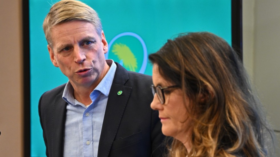 Miljöpartiets språkrör Per Bolund och ekonomiskpolitiska talespersonen Janine Alm Ericson kritiserar regeringens miljö- och klimatpolitik.