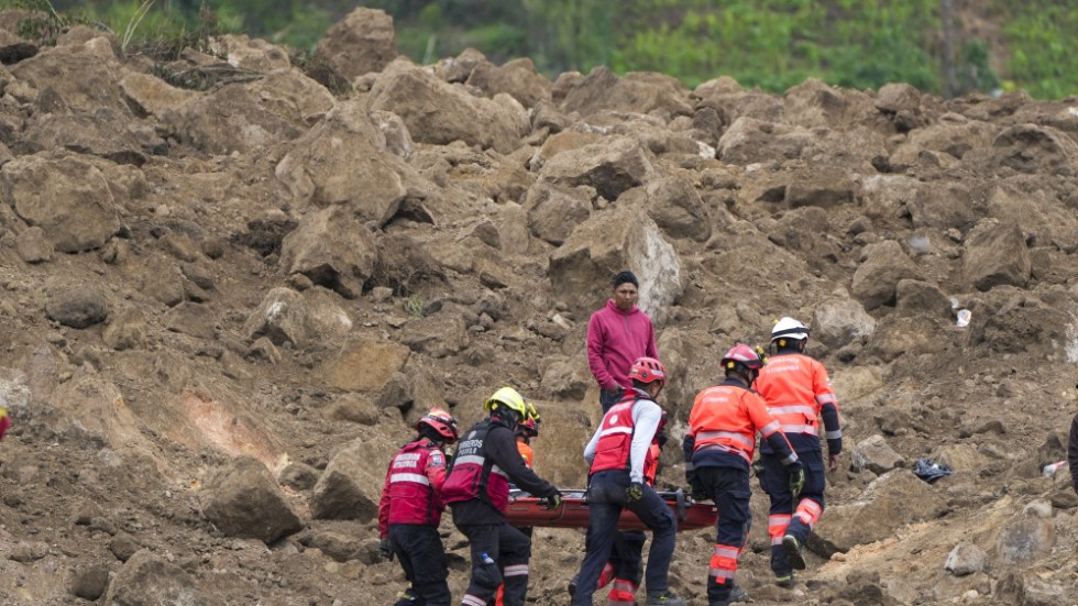 Räddningsarbetet efter söndagens jordskred fortsätter i staden Alausi, Ecuador. Bilden är från i tisdags.